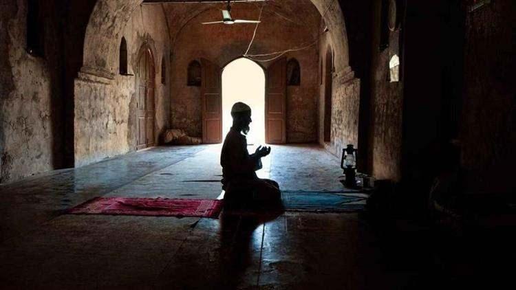 <p>İ'tik&acirc;fın meşruiyeti Kur'an ve S&uuml;nnet ile sabittir.</p>

<p>"Mescidlerde i'tik&acirc;fta bulunduğunuz zaman kadınlara yaklaşmayın" (el-Bakara 2/187) me&acirc;lindeki &acirc;yetle Hz. &Acirc;işe'nin, "Res&ucirc;l-i Ekrem ramazanın son on g&uuml;n&uuml;nde i'tik&acirc;fa girerdi.</p>

<p>O bu &acirc;detine vefatına kadar devam etmiştir. Sonra onun ardından hanımları i'tik&acirc;fa girmiştir" (Buh&acirc;r&icirc;, "İʿtik&acirc;f", 1; M&uuml;slim, "İʿtik&acirc;f", 5) şeklindeki rivayeti bunun delillerini teşkil eder.</p>
