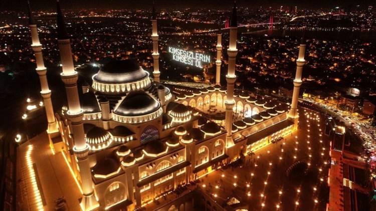 <p><span style="color:#B22222"><strong>KADİR GECESİ NE DEMEK</strong></span></p>

<p><strong>&nbsp;</strong></p>

<p>Kadir kelimesi s&ouml;zl&uuml;kte "h&uuml;k&uuml;m, şeref, g&uuml;&ccedil;, takdir, azamet, y&uuml;celik" gibi anlamlara gelmekle beraber, din&icirc; literat&uuml;rde "leylet&uuml;'l-Kadr" şeklinde Kur'&acirc;n-ı Ker&icirc;m'in indirildiği gecenin adı olarak kullanılmaktadır.</p>

<p>Aynı adı taşıyan ve bu gecenin fazileti hakkında n&acirc;zil olan 97. s&ucirc;rede Kur'an'ın Kadir gecesinde indirildiği, bu gecenin bin aydan daha hayırlı olduğu bildirilmiştir.</p>
