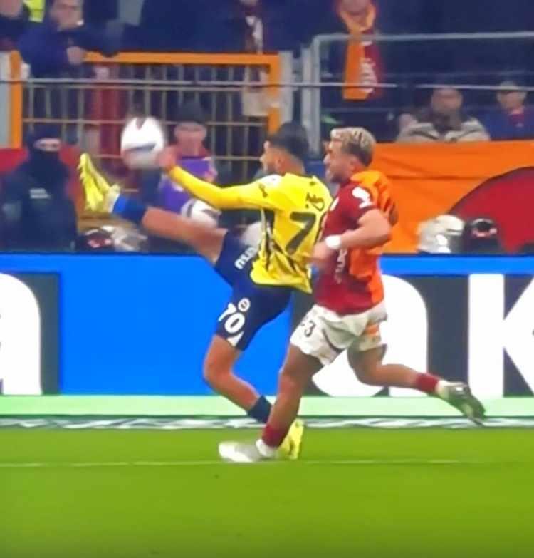 <p>Mücadelenin ilk yarısında Fenerbahçeli Oğuz Aydın ceza sahasında topu uzaklaştırmak için vuruşunu yaptı. Top Oğuz'un elinden sekti. </p>
