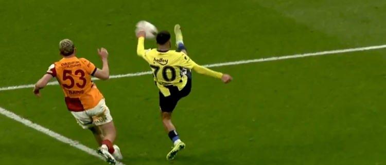 <p>Buu pozisyonda Galatasaraylı oyuncular elle oynama gerekçesiyle penaltı beklese de hakem Slvako Vincic maçı devam ettirdi. </p>
