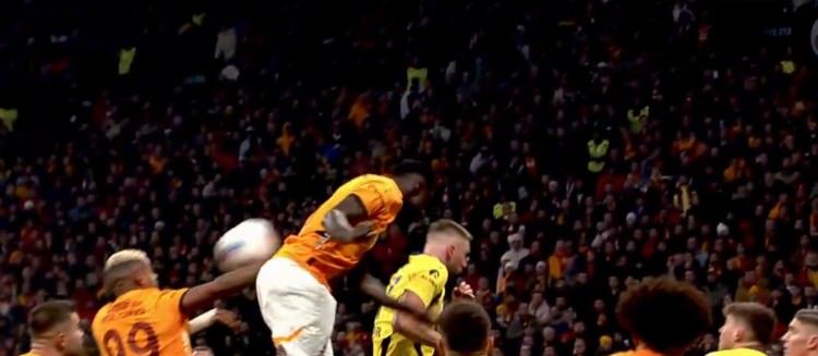 <p>Ceza sahasında Sanchez'den seken top Lemina'ya çarptı. Fenerbahçeli futbolcular Lemina'nın topa elle müdahale ettiği gerekçesiyle penaltı itirazında bulundu.</p>