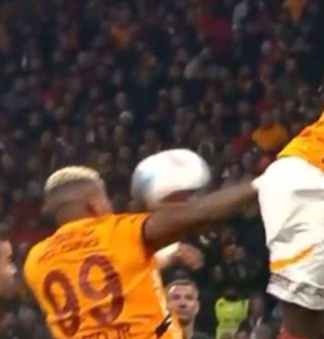 <p><strong>65. dakikada Lemina'nın eliyle buluşan topta devam kararı doğru mu?</strong></p>