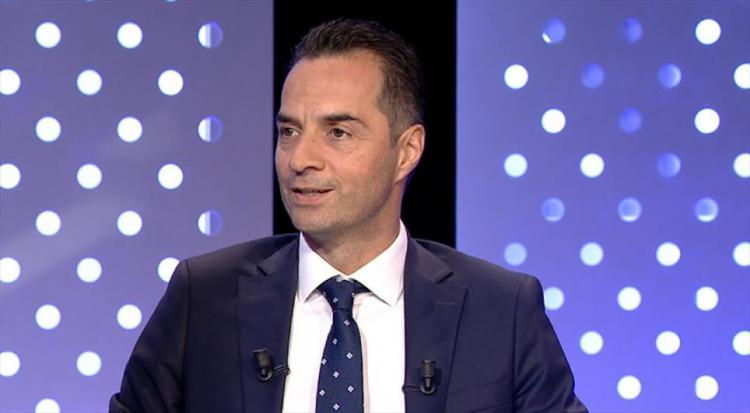 <p>Bahattin Duran: <strong>Bu pozisyon net penaltı! Devam kararı yanlış. Top kornerden geldi. Bu topu oyuncular gördü. Yakın çekimde bir görüntü var, top 'rainbow ball' değil. Lemina'nın üst koluna geldi. Oyuncular topu görüp havaya çıktılar, Lemina'nın önünde Davinson var. Top Davinson'a çarpmadan, kimseye çarpmadan doğrudan Lemina'nın eline geldi. Kol tamamen açık. Beklenmeyen top olmadı. Lemina bu topu hep gördü. Doğal olmayan koluna temas etti. Net bir penaltı.<br />
<br />
- TRİO</strong><br />
</p>