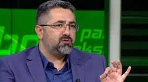 <p>Serdar Ali Çelikler: Hakemlik bu ya! Bizimkiler önce bir duruyor. Türk hakemi duruma bakalım der. Hiçbir yabancı da yok bu. Estonyalı olsun yok, Romanyalı olsun yok. Bizimki önce bir ortam kontrolü. En iyisi ben VAR'a bırakayım ne uğraşacağım diyor. Niye 5 dakika kontrol olmadı? Çünkü karar bu kadar abi. 10 saniyede doğru kararı verdi adam. Slavko Vincic'i tebrik ediyorum. İbrahim Hacıosmanoğlu devrim yaptı, TFF'yi tebrik ediyorum. Gördüğünüz gibi hakem değil futbol konuştuk. İki tartışmalı pozisyon var ikisi de doğru.</p>
