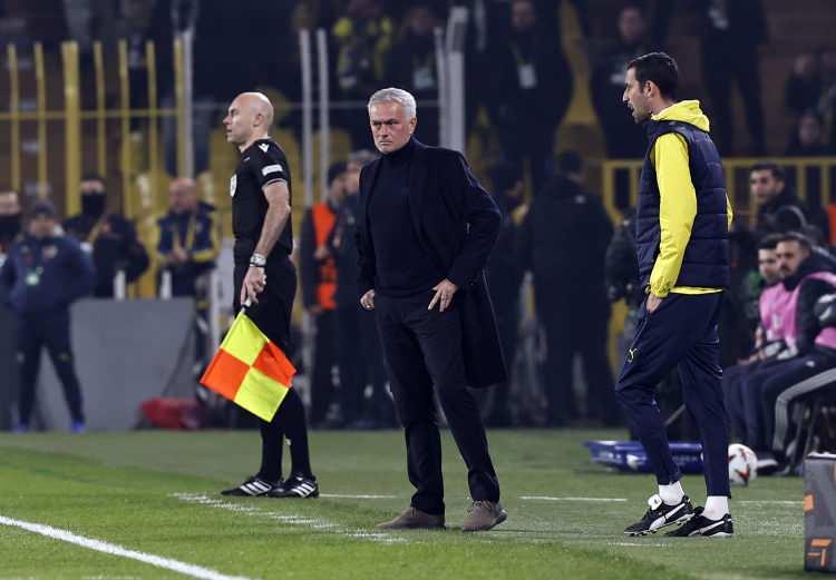 <p>La Gazetta della Sport'taki haberde, "Galatasaray ile Fenerbahçe arasında oynanan derbinin ardından çıkan fırtına ve açıklamalar nedeniyle Jose Mourinho'ya 4 maç ceza." denildi.</p>
