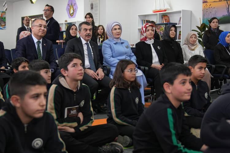 <p><strong><span style="color:rgb(178, 34, 34)">ŞENLER'İN İSMİNİ TAŞIYAN KÜTÜPHANE AÇILDI</span></strong></p>
<p>Emine Erdoğan ve beraberindekiler, Şule Yüksel Şenler Vakfı tarafından Şenler'in ismini yaşatmak amacıyla okula yapılan kütüphanenin açılışını da gerçekleştirdi.</p>
<p> </p>