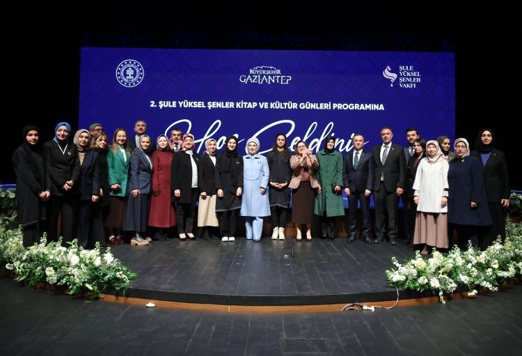 <p>Emine Erdoğan, Türkiye'nin çok geniş bir kültür yelpazesi olduğunu, ülkede yaşayanların bu açıdan çok şanslı olduklarını dile getirdi.</p>
<p> </p>