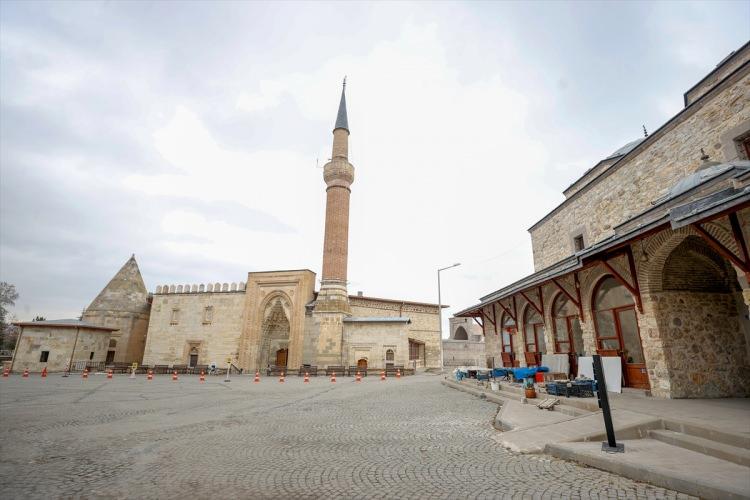 <p><span style="color:#B22222"><strong>"Dehlizler karşılıklı gidiş gelişe imkan tanıyacak büyüklükte"</strong></span></p>

<p><strong>Güvenliğin ana unsuru olarak kentin altındaki tünellere işaret eden Muşmal, şunları kaydetti:</strong></p>

<p><em><strong>"Bu tünellerin hala mevcut olduğunu görüyoruz. Dehlizlerin bir kısmı bugün toprak ve balçıkla dolmuş olmakla beraber, 2,5 metre yüksekliğinde, 1,5 metre genişliğinde. Yani dehlizler karşılıklı gidiş gelişe imkan tanıyacak büyüklükte. Aynı zamanda tünellerde belli alanlarda yarım daire şeklinde dinlenme mekanlarının oluşturulduğunu görüyoruz. Yani tüneller alelade değil. Mimari açıdan, şehir inşa edilirken planlandığı anlaşılıyor ve şehrin dışına çıkışla bağlantılı olduğu görülüyor."</strong></em></p>
