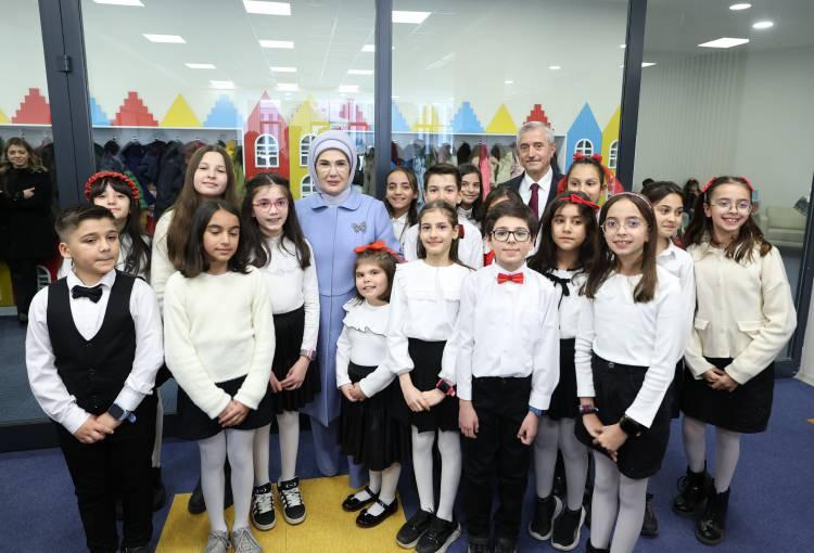 <p>Cumhurbaşkanı Recep Tayyip Erdoğan'ın eşi Emine Erdoğan, Şahinbey Millet Kütüphanesini ziyaret etti.</p>