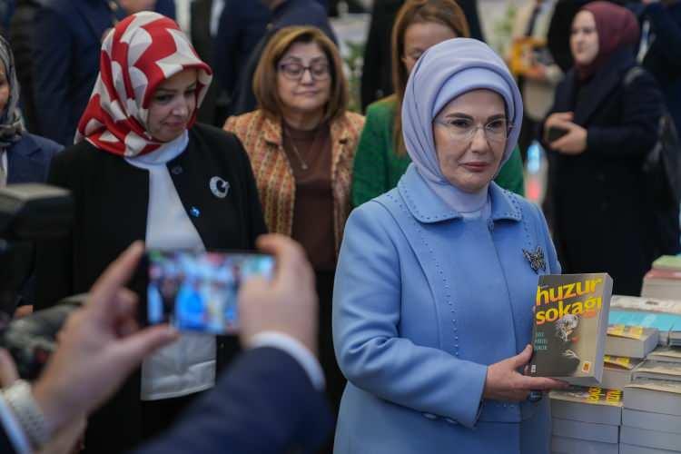 <p>Böyle bir imkan içinde bize düşen, ayağı bu toprağa basan, fikri ve vicdanı kendi öz kaynaklarıyla beslenmiş nesiller yetiştirmektir. Yani 'Kökü mazide olan atiyim' vizyonunu hayata geçirmektir. </p>