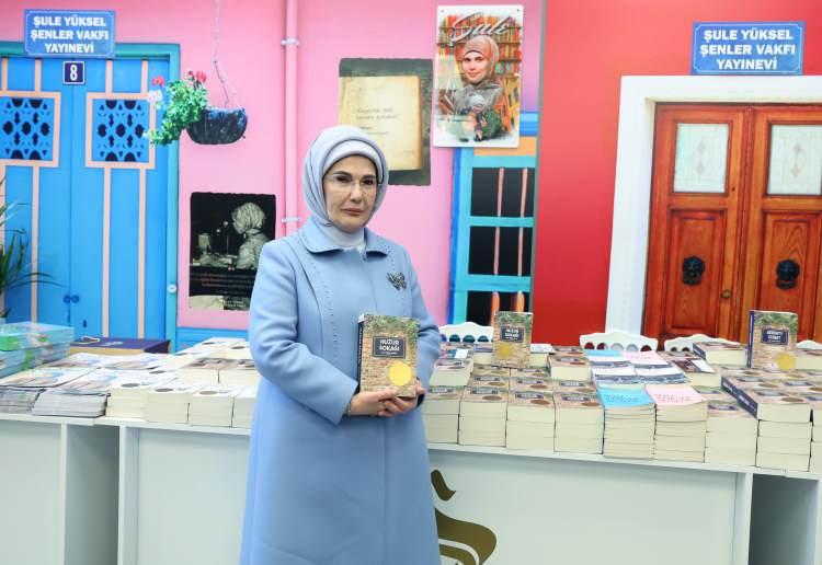 <p>Türkiye'nin yakın tarihinde de böyle büyük bir zulmün yaşandığına işaret eden Emine Erdoğan, yarın, tarihe "28 Şubat" diye geçen çok hazin bir hikayenin seneidevriyesi olduğuna dikkati çekti.</p>
<p> </p>