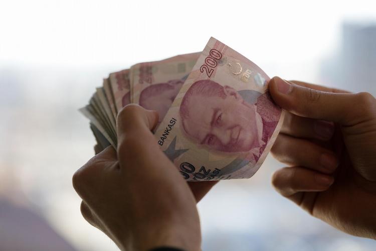 <p>Buna göre Başkanlık bütçesinin gelirleri, Sanayi ve Teknoloji Bakanlığının bütçesine konulacak ödenekler, Kamu İktisadi Teşebbüsleri hakkında ilgili mevzuata tabi teşekkül, müessese ve bağlı ortaklıkların yıllık ve kurumlar vergisi matrahına esas karlarının binde 1'i nispetinde ödeyecekleri aidatlar, sermayesinin yüzde 50'sinden fazlası kamu kurum ve kuruluşlarına ait bankaların kurumlar vergisine matrah olan yıllık karlarının yüzde 2'si nispetinde ödeyecekleri aidatlar, dış kaynaklardan sağlanan krediler, Başkanlığa yapılacak bağış ve yardımlar ile Başkanlığın sahip olduğu mal ve haklardan kaynaklanan sair gelirler ve faaliyet gelirlerinden oluşacak.</p>
