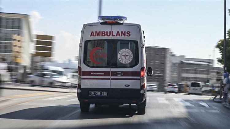 <p><span style="color:#B22222"><strong>AMBULANSA YOL VERMEME CEZASI 20 BİN LİRA</strong></span></p>

<p>Ambulans, itfaiye ve polis aracına yol vermemenin 993 lira olan cezası 20 bin liraya y&uuml;kseltiliyor.</p>
