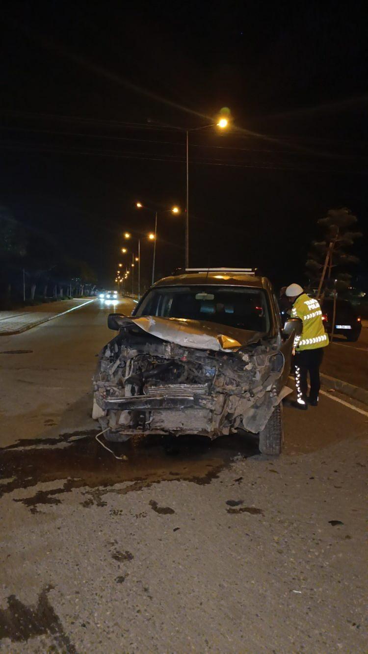 <p>Hafifi ticari araç sürücüsüne alkollü araç kullanmaktan 9 bin 276 TL para cezası uygulanırken sürücü belgesine 6 aylığına el konuldu.</p>