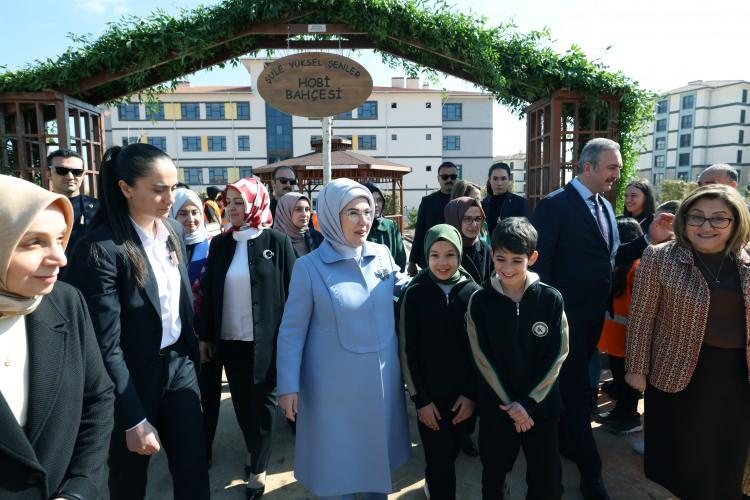 <p>Öğrencilerle birlikte bahçeye Şule Yüksel Şenler anısına bir çınar ağacı diken Emine Erdoğan, ağaca can suyunu verdi.</p>
<p> </p>