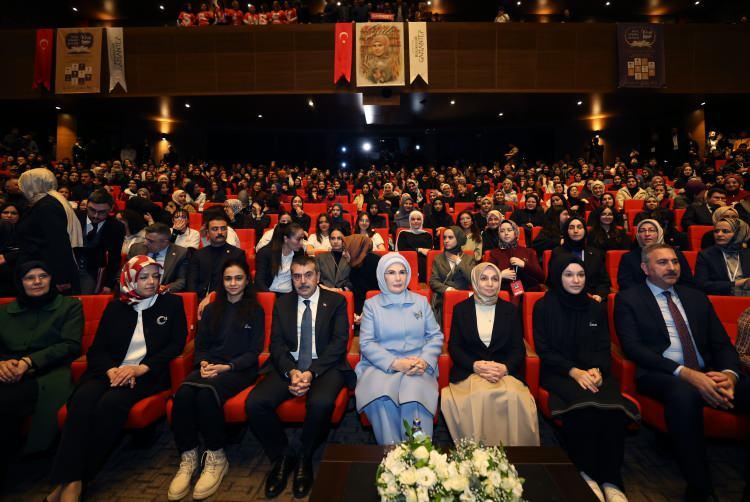 <p>Gençlerden, Şule Yüksel Şenler'in hayatını okumalarını rica eden Emine Erdoğan, <strong>"O zaman buhran dönemlerini, kalemle, kitapla, sözün gücüyle ve iyilikle, dimdik durarak aşmanın, en güzel örneğini göreceksiniz. İnanıyorum ki onun mirası, sizin gibi eli kitap tutan ve sorgulayan gençlerin kalplerinde daha da güçlenerek büyüyecektir." </strong>ifadelerini kullandı.</p>

<p> </p>
