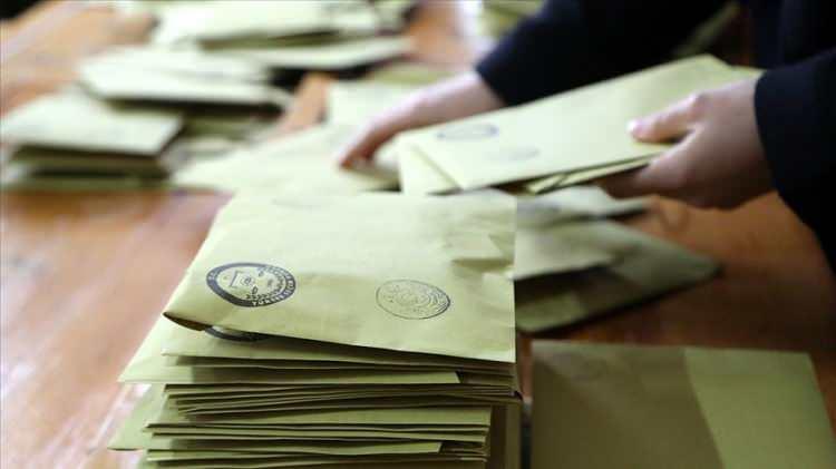 <p>AK Parti'ye son olarak Gelecek Partisinden istifa eden Antalya Milletvekili Serap Yazıcı Özbudun, Bağımsız İstanbul Milletvekili Mehmet Selim Ensarioğlu ve Bağımsız Konya Milletvekili Ünal Karaman katıldı.</p>
<p>Öte yandan AK Parti 8. Olağan Büyük Kongresi'nde Karaman ve Ensarioğlu'nun AK Parti'ye katılımıyla, Meclis'teki bağımsız milletvekili sayısı 10'a geriledi.</p>