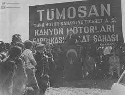 <p>Necmettin Erbakan, 29 Ekim 1926'da Sinop'ta doğdu. Babasının ağır ceza reisi olması dolayısıyla çocukluğu farklı şehirlerde geçen Erbakan, Kayseri Cumhuriyet İlkokulu'nda başladığı ilkokul eğitimini Trabzon'da tamamladı.</p>
