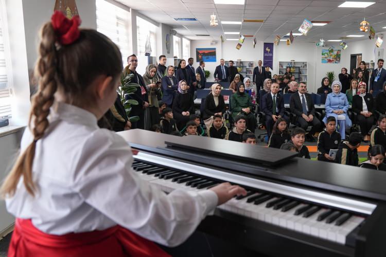 <p>Öğretmenlerin, yeni Maarif Modeli'nden ve çocuklara manevi değerleri kazandırma yönündeki çalışmalardan memnuniyet duyduklarını söylemesi üzerine Emine Erdoğan, <strong>"Çocuklarımızı yanlış davranışlardan korumamız lazım." </strong>ifadesini kullandı.</p>
<p> </p>
