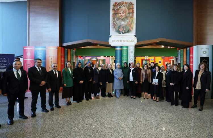 <p>Salonda pırıl pırıl evlatlar görmekten ayrıca çok memnun olduğunu dile getiren Emine Erdoğan, gençlerin aydınlık yüzlerine baktığında <strong>"Gençlik, geleceğin tohumudur."</strong> sözünün derinliğini bir kez daha anladığını belirtti.</p>

<p> </p>
