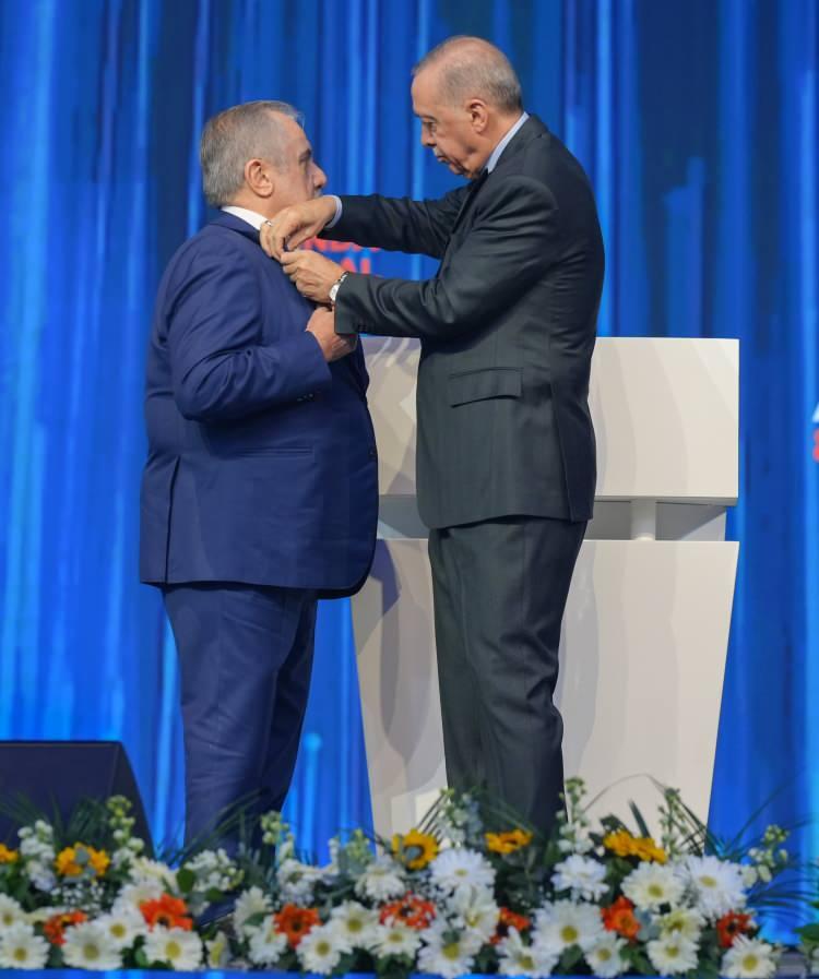 <p>Bahçeli ayrıca, Erdoğan'ı telefonla arayarak, AK Parti 8. Olağan Kongresi'nde yeniden genel başkanlığa seçilmesi dolayısıyla kutladı.</p>
