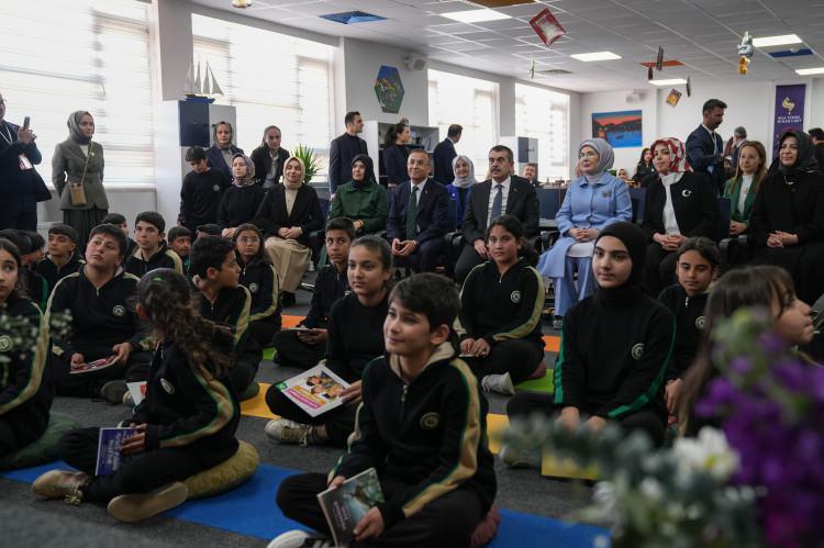 <p>Emine Erdoğan, öğretmenlere teşekkür etti, başarı diledi.</p>
<p> </p>