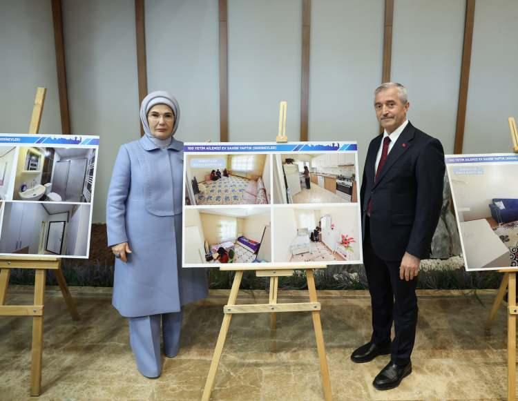 <p>Emine Erdoğan, kentteki programları kapsamında Şahinbey Millet Kütüphanesi'ne geldi.</p>
<p> </p>