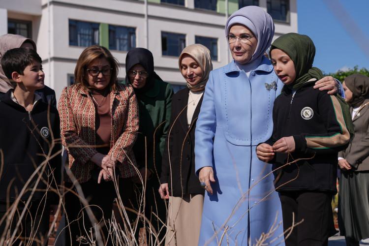 <p>Öğrenciler tarafından kütüphanenin tanıtımının yapılmasının ardından Nefise-Necip Teymur İlkokulu 4. sınıf öğrencisi Elif Anastasia Çavdar, kütüphanede piyano dinletisi sundu.</p>
<p> </p>