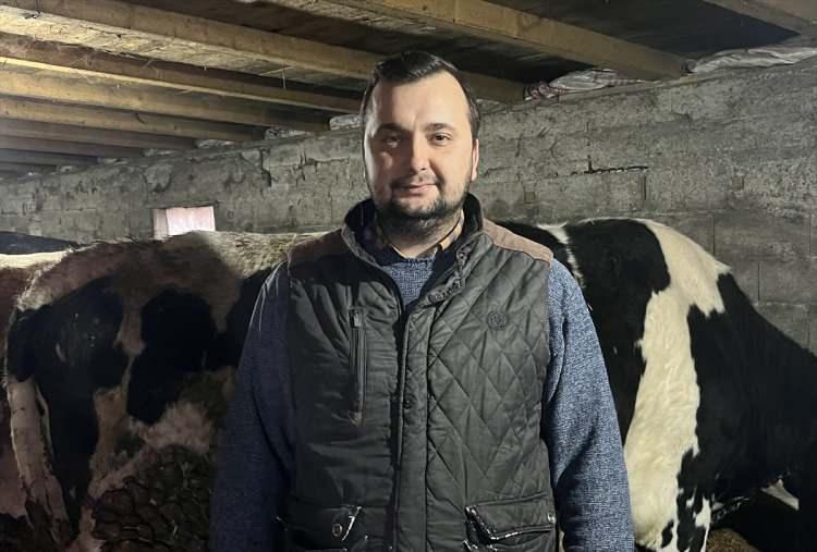 <p>Tekirdağ'ın Hayrola ilçesinde yaşayan Sertaç Dede (27), <strong>Tarım ve Orman Bakanlığından aldığı hibe desteğiyle kurduğu çiftlikte ayda 45 ton süt üretiyor. </strong></p>
