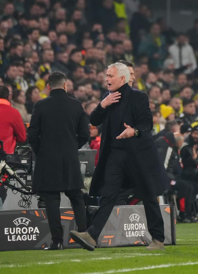 <p>A Bola ise cezaya ilişkin haberinde, "Tartışmalı ifade Jose Mourinho'ya ağır ceza getirdi." ifadelerini kullandı.</p>
