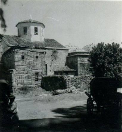 <p>Antalya Kültür Varlıklarını Koruma Bölge Kurulu tarafından 'anıtsal yapı' olarak tescil edilen hamamın 8 varisinin aldığı kararla satışa çıkarılıp, üzerine 'Satılık' levhası asıldı. </p>