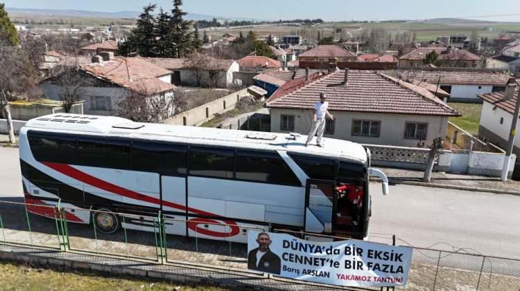 <p>Kırmızı kartla geldi ve beni sahanın dışına attı. Otobüs bir anda gelişti, her iki tarafı da yönetmek zorundayız ve tribün tarafı daha uzakta kalıyordu. Bu tarafa baktığımda daha yakındı ve pankartları gördüm ve ne yapabiliriz diye düşündüğümde aklıma kendi otobüsümüz geldi.</p>