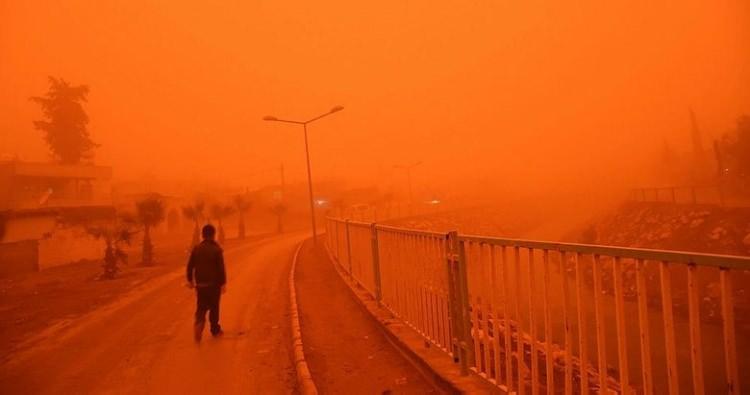 <p>'Çöl tozu’ olarak da adlandırılan doğa olayının insan sağlığı üzerindeki etkilerini değerlendiren Özlü, özellikle KOAH ve astım hastalarının bu hava olayından olumsuz etkilendiği belirterek, "Şu anda ülkemizde Suriye'den gelen bir toz bulutu var. Bunun birkaç gün ülkemizde kalacağını biliyoruz. Meteoroloji'nin verdiğini bilgilere göre; özellikle Güneydoğu Anadolu ve Doğu Akdeniz Bölgesi illerinde etkili olacağını söylüyorlar. Daha çok Orta Doğu'dan, çöllerden, Arabistan'dan gelen, bazen de Afrika'dan gelen tozlarla karşılaşıyoruz. Bunlar atmosferde taşınıyor ve hava hareketleri ile üzerimizde kalıyorlar. Birkaç gün kalıp gidiyorlar ama bu sağlık açısından önemli riskler taşıyor. Özellikle akciğer hastaları bu konuda çok sıkıntı yaşıyor. Astım, KOAH, akciğer sertleşmesi gibi kronik akciğer hastalığı olan hastalarımız bu tozlu havayı hemen fark ediyor" dedi.</p>