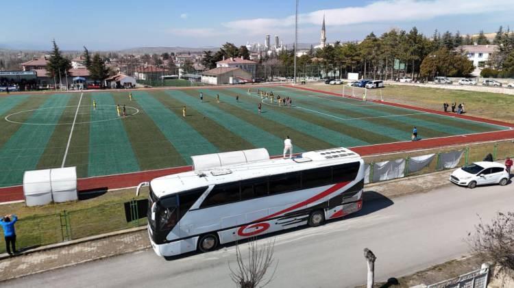 <p>Böylelikle sahayı daha net gören ve sesini daha iyi duyuran Pınar Konca, buradan futbolcularına taktik vermeye devam etti. Konca'nın tam konsantre ve gergin hali izleyenlerin dikkatini çekti. Tavırlarıyla Fatih Terim'i andıran kadın teknik direktör, maç boyunca bir an bile oturmadan takımını yönetti. Müsabaka ise 2-2 berabere tamamlandı.</p>