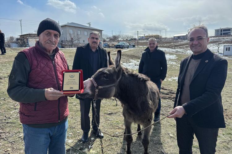 <p><span style="color:#A52A2A"><strong>"ÖRNEK KİŞİLİĞİ TAKTİR EDİYORUZ"</strong></span></p>
<p>Duayen sanatçı rahmetli Barış Manço'nun "Arkadaşım eşek" şarkısının Turan İkinci ve eşek "Minik"in hikayesiyle adeta gerçeğe dönüştüğünü anlatan Çakar, şöyle dedi: </p>
<p> </p>
<p><strong>"Bu dostluk hikayesiyle ilgili vatandaşlardan, hayvanseverlerden çokça dostluk mesajları aldık, Minik'in bakımıyla ilgili yardımcı olabileceklerini ilettiler. Fakat Turan amca yardımları kabul etmiyor. Böyle bir dostluğun tarifi ancak kitaplarda olur. Turan amca bize ulaştığı her daim, Minik'imiz bu dünyadan göçüp gidinceye kadar tüm ihtiyaçlarını karşılayacağımızın sözünü de veriyoruz. Turan amcanın gösterdiği bu örnek kişiliği takdir ediyoruz. Bu duyarlılığın tüm insanlığa örnek olmasını diliyoruz."</strong></p>
