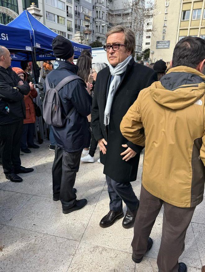 <p>Erol Evgin ile Halil Ergün de Edip Akbayram'ın cenazesine katılanlar arasındaydı.</p>
