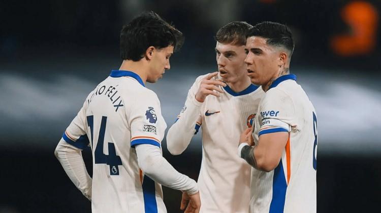 <p>İngiltere Premier Lig ekiplerinden Chelsea'nin 2024 mali yılı sonundaki kadrosu, şimdiye kadar bir araya getirilen en pahalı kadro (toplam transfer ücreti olarak 1.6 milyar avro) olup, önceki 2020 Real Madrid kadrosu rekorunu yüzde 24 oranında geride bıraktı.</p>
