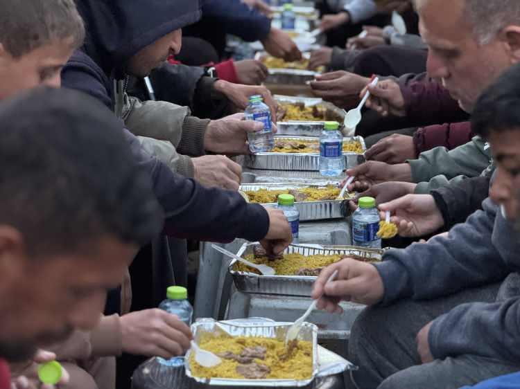 <p>Gazze Şeridi'nin güneyindeki Han Yunus kentindeki bir çadır kampında Filistinliler için toplu iftar programı düzenlendi. </p>

<p> </p>
