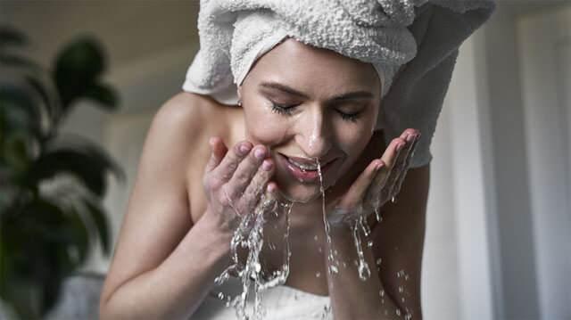 <p>Koreli dermatoloğun gençlik sırrının ilk maddesi, en basit ama etkili yöntemlerden biri, yüzü <strong>buzlu suya</strong> daldırın. Dermatolog, özellikle yüzünüzdeki şişlikleri yatıştırmak, yüz hatlarınızı belirginleştirmek için buzlu suyu çok faydalı olduğunun altını çiziyor. <strong>Buzlu su</strong>, kan dolaşımınızı hızlandırarak, çene hattınızın daha keskin görünmesine ve yüz hatlarınızın doğal şekil almasını sağlar.</p>