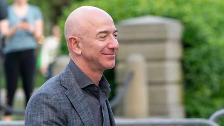 <p><span style="color:#B22222"><strong>3. JEFF BEZOS</strong></span></p>

<p> </p>

<p>Net serveti: 226.7 milyar dolar<br />
Servetinin kaynağı: Amazon</p>
