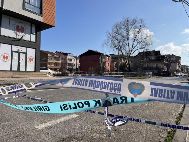 <p>Yangında herhangi bir olumsuzluk yaşanmaması için bölgede bekleyen itfaiye ekipleri ayrılırken, polis ve zabıta ekipleri bölgede kalmayı sürdürüyor.</p>
