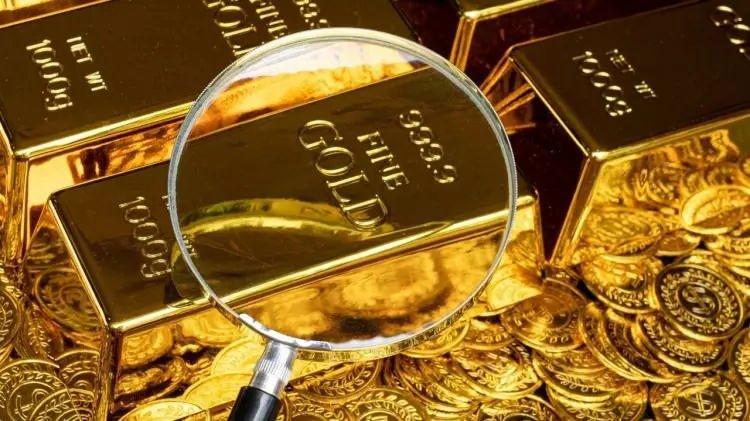 <p>BullionVault Araştırma Direktörü Adrian Ash'in CNBC'ye yaptığı açıklamaya göre, New York’taki kasalarda <strong>“altın fazlası”</strong> bulunuyor. Dünya Altın Konseyi’nin verilerine göre, geçen yıl Aralık ayından bu yana şehre 600 tondan fazla, yani yaklaşık 20 milyon ons altın taşındı. </p>