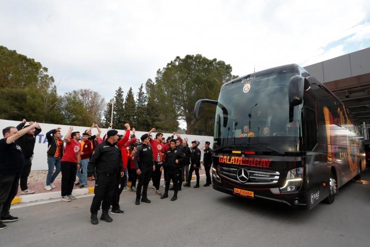 <p>Galatasaray'ı karşılamak için Antalya Havalimanı VIP girişine gelen yaklaşık 50 taraftar polis ekipleri tarafından yasak olduğu gerekçesiyle dışarıya gönderildi. Bir süre polis ekiplerine durumu anlatmaya çalışan taraftarlar, ekiplerin kesin tutumu sonucunda havaalanı dışına giderek takımı beklemeye başladı.</p>
