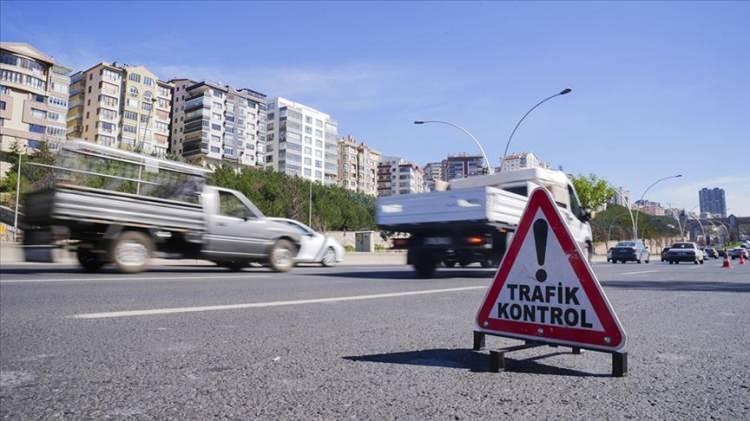<p>Ankara'da ise 161 bin 974 sürücüye hız ihlali cezası uygulandı. Sistem geliştirilip trafik akışının tersine de radar uygulaması yapılarak motosiklet gibi sadece arka plakası olan araçların da hızını tespit edebiliyor.</p>
