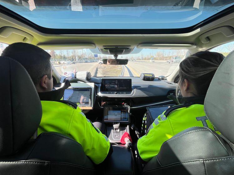 <p>Ankara Trafik Denetleme Şube Müdür Yardımcısı Volkan Uslu, "Ankara Trafik Denetleme Şube Müdürlüğü olarak yaklaşık 8 aylık süreçte yeni nesil mobil hız sistemiyle sürücülere hız sınırını aşmaktan uygulanan cezai işlem, toplam uyguladığımız cezaların yaklaşık yüzde 30'una tekabül ediyor. </p>

<p> </p>
