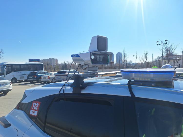 <p>Yapay zeka desteğine sahip olan yeni nesil mobil sistemin en büyük özelliğinin operatör desteğine ihtiyaç duyulmaması olduğunu belirten Uslu, "Bu sayede kara yolunda kurulu bulunduğu yolun tüm şeritlerini eş zamanlı olarak tarayabilmekte, araçları sınıfına göre tasvip etmekte, her araç cinsi için belirlenen yasal hız sınırını aşan araçlara otomatik olarak cezai tatbik etmekte.</p>

<p> </p>
