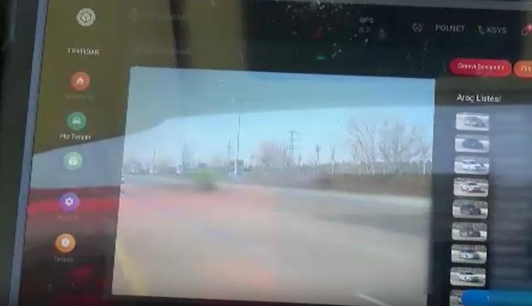 <p>Yol kullanıcıları bir radar uygulama noktası gördüklerinde sadece hız tespitine yönelik bir uygulama yapıyor algısına kapılmasınlar, aynı zamanda görevli arkadaşlarımızca emniyet kemeri takmamak, cep telefonu kullanmak, tehlikeli şerit değiştirmek, makas atmak gibi yoğun olarak gördüğümüz kural ihlalleri ve kazaya sebep olan ihlallerin de tespitini yapmakta eş zamanlı olarak ceza tatbik yoluna gitmektedirler. </p>
