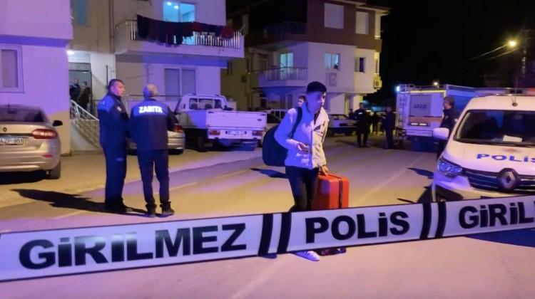 <p><span style="color:#A52A2A"><strong>2023 YILINDA İKİ DAİRE MÜHÜRLENDİ İDDİASI </strong></span></p>

<p>Oturdukları evi 2018 yılında aldıklarını söyleyen apartman sakinlerinden Umut Dalka, <strong>"2020 yılının başlarında binada sıkıntılar çıktı. Biz adli makamlara şikayette bulunduk. 2023 yılının Ağustos ayında bu binanın giriş katlarına tadilat yapılacağı yolunda bilirkişi raporu verildi. Giriş katındaki 2 daire mühürlendi."</strong> dedi. </p>
