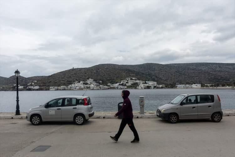 <p>Son dönemde Santorini'de artan rezervasyon iptalleri ada ekonomisini olumsuz etkilerken yetkililer, turizm sektörünün bu süreçten minimum zarar görmesi için çeşitli teşvikler ve destekler üzerinde çalışıyor.</p>

