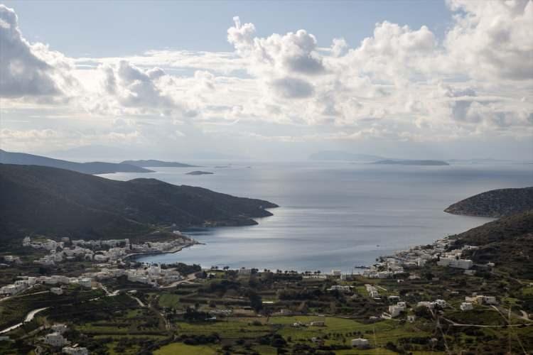 <p>Santorini, antik çağlardan bu yana aktif volkanik bölge olarak biliniyor. Milattan önce 1600'lü yıllarda meydana gelen devasa patlama, yalnızca adanın coğrafyasını değil, aynı zamanda Akdeniz’deki pek çok uygarlığın kaderini de değiştirdi. O dönemde Minos Uygarlığı'nın çöküşüne neden olduğu düşünülen bu patlama, Santorini'yi bugünkü yarım ay şeklindeki yapısına kavuşturdu.</p>

<p> </p>

